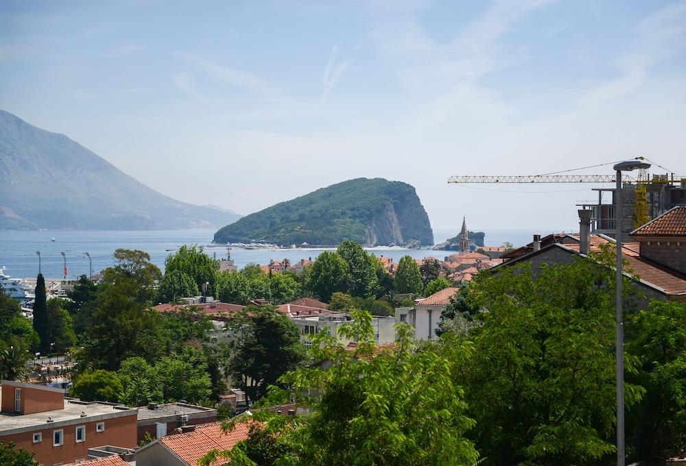 Atina Hotel Budua